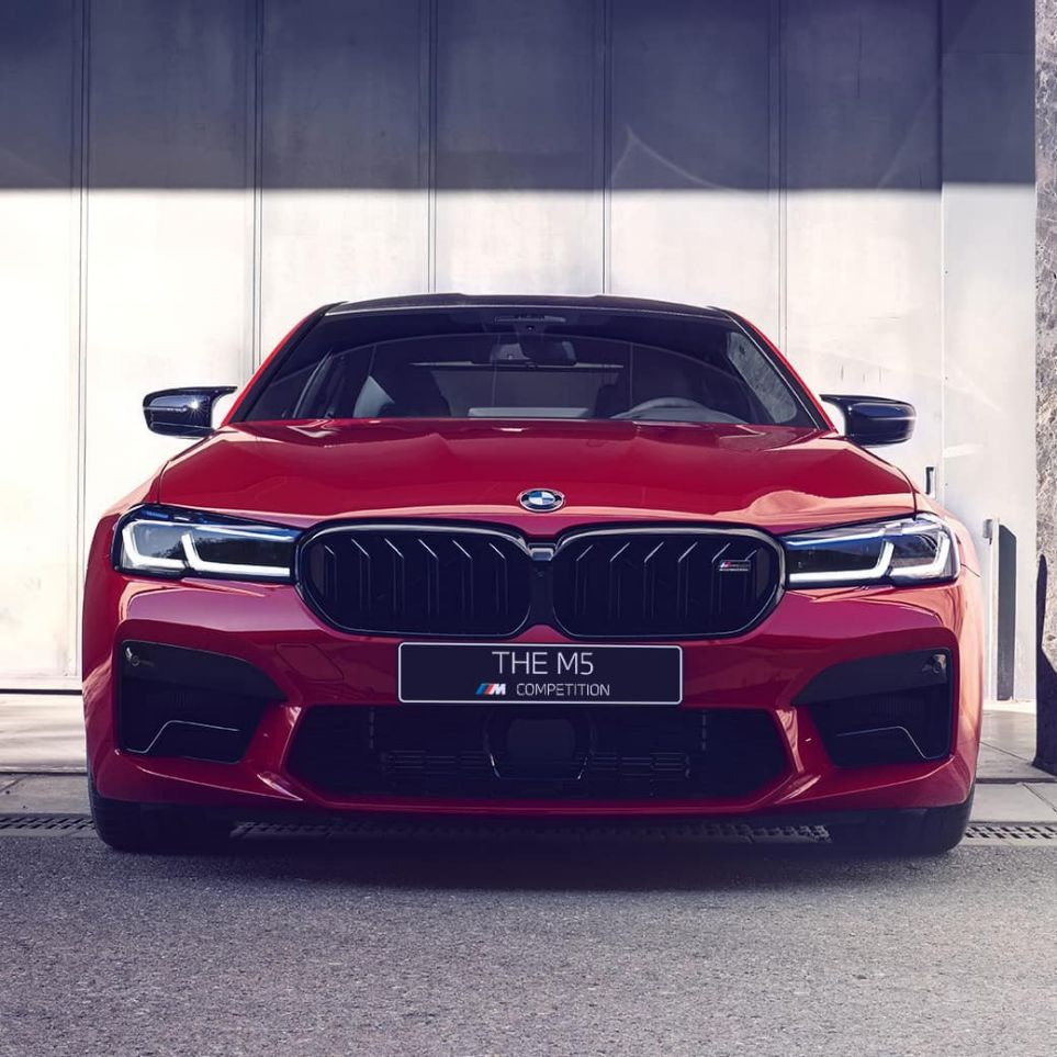 Передняя часть с новой решеткой радиатора, BMW M5 Competition F90 LCI Facelift 2020 Передняя часть с новой решеткой радиатора, BMW M5 Competition F90 LCI Facelift 2020, BMW Individual "Красный Имола", вид спереди