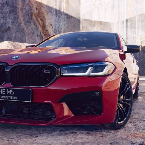 Лазерные фары BMW M5 Competition F90 LCI Facelift 2020, крупный план Лазерные фары BMW M5 Competition F90 LCI Facelift 2020, BMW Individual "Красный Имола", крупный план