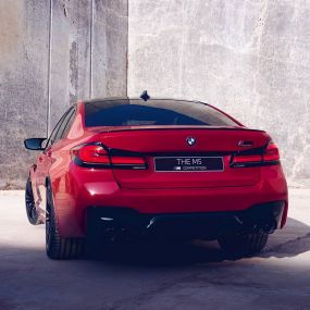 Задние фонари BMW M5 Competition F90 LCI Facelift 2020 Задние фонари BMW M5 Competition F90 LCI Facelift 2020, BMW Individual "Красный Имола", вид сзади