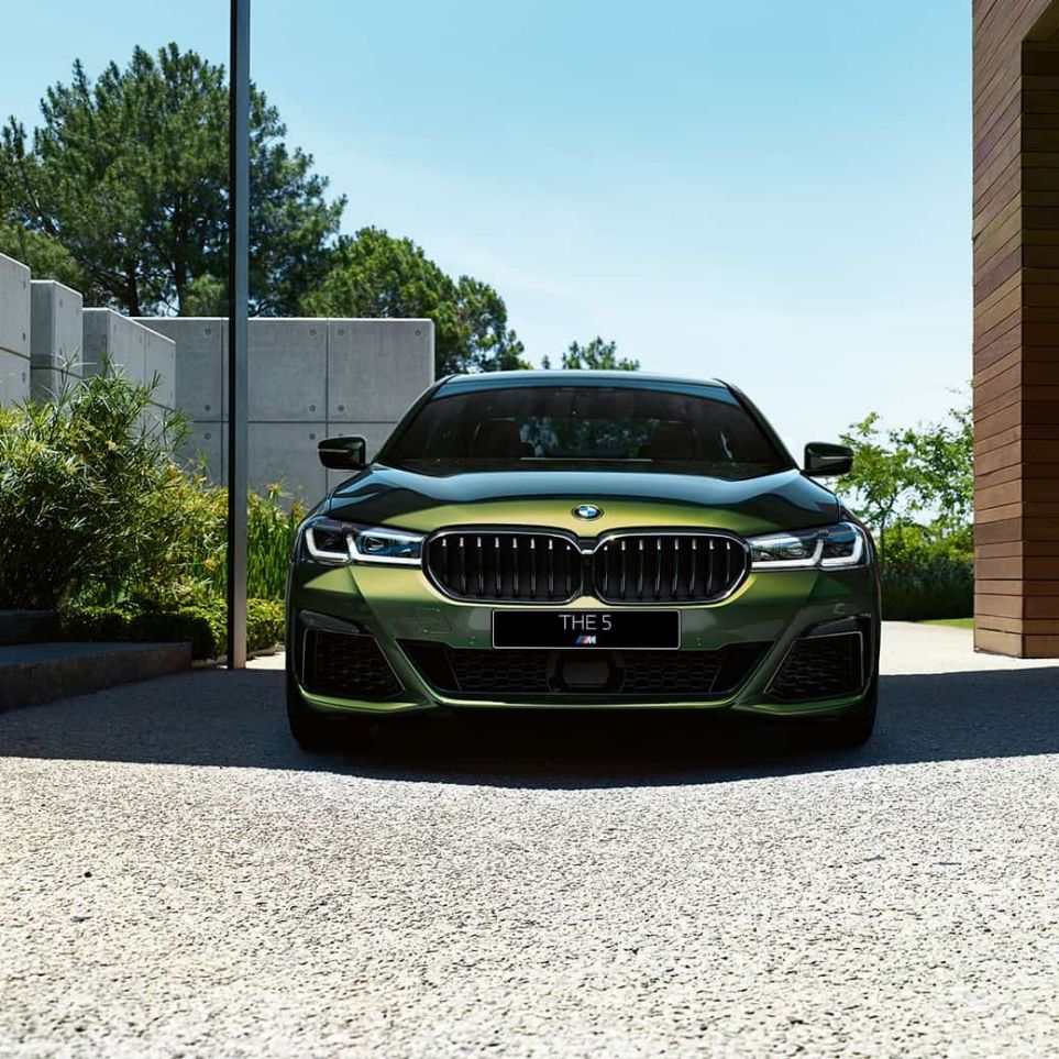 Передняя часть с новой решеткой радиатора, BMW M550i xDrive G30 LCI Facelift 2020 передняя часть с новой решеткой радиатора, BMW M550i xDrive G30 LCI Facelift 2020, BMW Individual "Зеленый Эрмес металлик", вид спереди