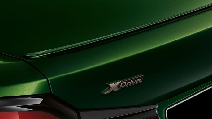 Задний спойлер BMW M550i xDrive G30 LCI Facelift 2020, вид сзади крупным планом Задний спойлер BMW M550i xDrive G30 LCI Facelift 2020, BMW Individual "Зеленый Эрмес металлик", вид сзади крупным планом