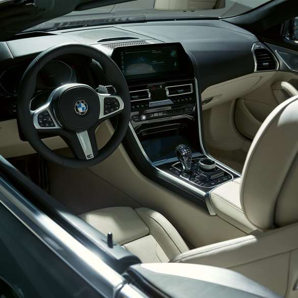 BMW M850i xDrive Cabrio, кокпит BMW M850i xDrive Cabrio с открытым мягким верхом, Серый Дравит металлик, кокпит с обтянутым кожей рулевым колесом M.