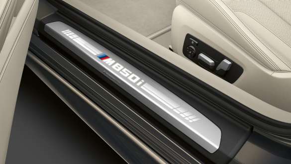 Порог дверного проема с надписью M850i. Порог дверного проема BMW M850i xDrive Cabrio с надписью M850i.