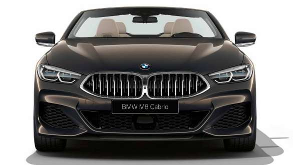 BMW M850i xDrive Cabrio, вид спереди. BMW M850i xDrive Cabrio с открытым мягким верхом, Серый Дравит металлик, передняя часть с двойной решеткой радиатора с гальваническим покрытием цвета Серый Церий.