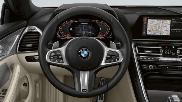 Обтянутое кожей рулевое колесо M. Кокпит BMW M850i xDrive Cabrio с обтянутым кожей рулевым колесом M.
