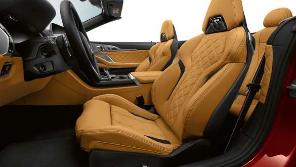 Полная отделка мелкозернистой кожей Merino/алькантарой. BMW M8 Cabrio COMPETITIONс полной отделкой мелкозернистой кожей Merino/алькантарой.