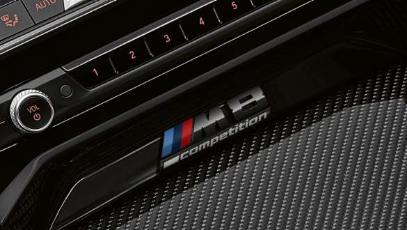 Эмблема M8 Competition. BMW M8Cabrio COMPETITION, центральная консоль с эмблемой M8 Competition.