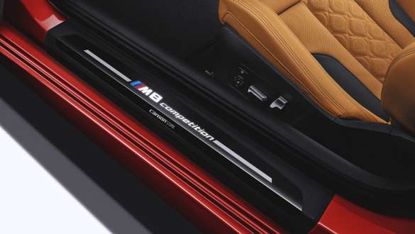Порог дверного проема с эмблемой M8 Competition. Порог дверного проема BMW M8 Cabrio Competitionс эмблемой M8 Competition.