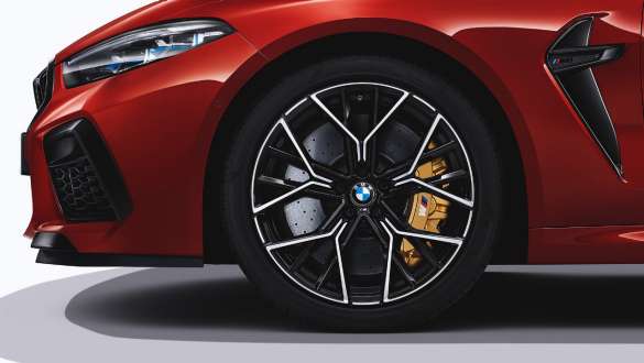 20-дюймовые легкосплавные диски M, дизайн 811 M Bicolour. BMW M8 Cabrio COMPETITIONс 20-дюймовыми легкосплавными дисками M, дизайн 811 M Bicolour.