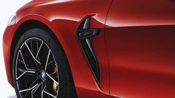 Боковые «жабры» M черного цвета. BMW M8 Cabrio COMPETITIONс боковыми «жабрами» M черного цвета.