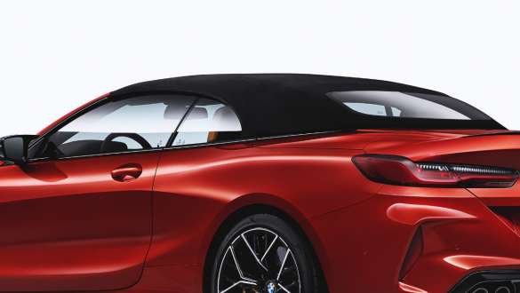 Мягкий верх черного цвета. BMW M8 Cabrio COMPETITION с мягким верхом черного цвета.