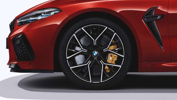 Тормоза M с возможностью регулирования тормозного усилия. BMW M8 Cabrio COMPETITIONс тормозами M с возможностью регулирования тормозного усилия.