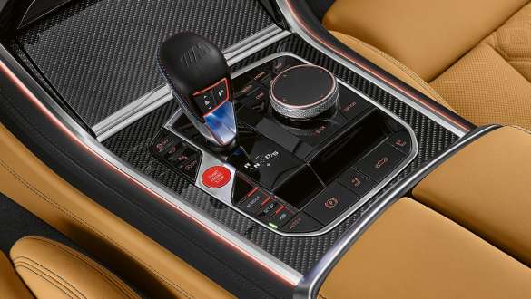 8-ступенчатая коробка передач M Steptronic. BMW M8 Cabrio COMPETITIONс 8-ступенчатой коробкой передач M Steptronic.
