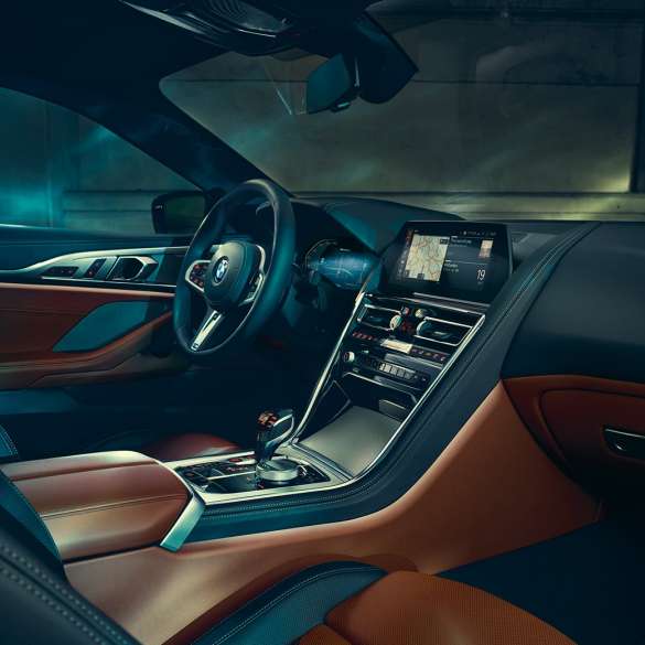 BMW M850i xDriveCoupe, кокпит. BMW M850i xDrive Купе, кокпит с приборной панелью BMW Live Cockpit Professional и обтянутым кожей рулевым колесом M.