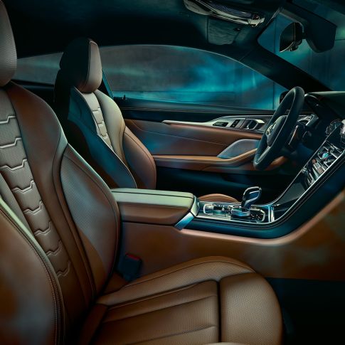 BMW M850i xDrive Coupe, интерьер. BMW M850i xDrive Coupe, интерьер с многофункциональными сиденьями и расширенным пакетом отделки BMW Individual с изысканными элементами отделки из кожи Merino цвета Тартуфо/Черный.