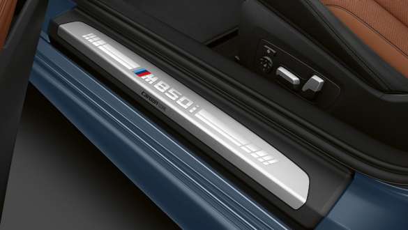 Порог дверного проема с надписью M850i. Порог дверного проема BMW M850i xDrive Coupe с надписью M850i.