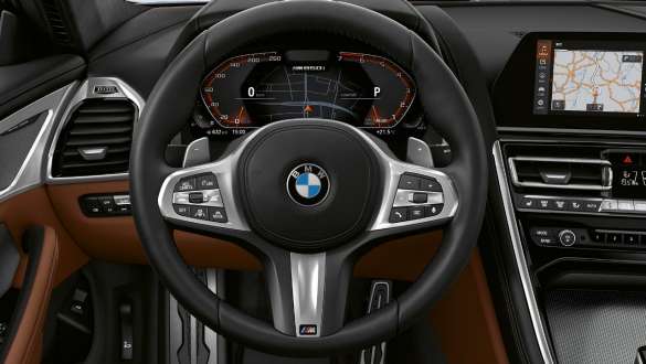 Обтянутое кожей рулевое колесо M. Кокпит BMW M850i xDrive Coupe с обтянутым кожей рулевым колесом M.