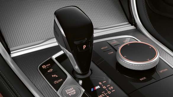 Стеклянные аппликации CraftedClarity. BMW M850i xDrive, интерьер, крупный план рычага переключения передач со стеклянной аппликацией CraftedClarity.