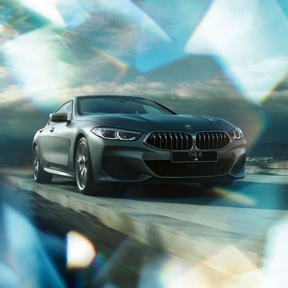 BMW M850i xDrive Gran Coupe, вид спереди с поворотом в три четверти BMW M850i xDrive Gran Coupe G16 2019 МГ цвета Серебристо-синий Камень (металлик) из линейки BMW Individual, вид спереди с поворотом в три четверти