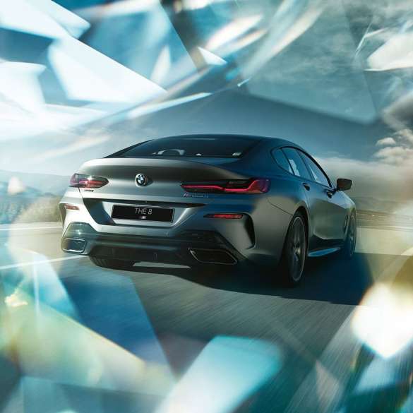 BMW M850i xDrive Gran Coupe, вид сзади с поворотом в три четверти BMW M850i xDrive Gran Coupe G16 2019 МГ цвета Серебристо-синий Камень (металлик) из линейки BMW Individual, вид сзади с поворотом в три четверти