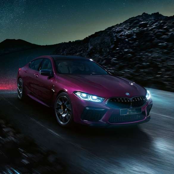 BMW M8 Competition Gran Coupe, вид спереди с поворотом в три четверти BMW M8 Competition Gran Coupe F93 2020 МГ цвета Аметрин металлик из линейки BMW Individual, вид спереди с поворотом в три четверти