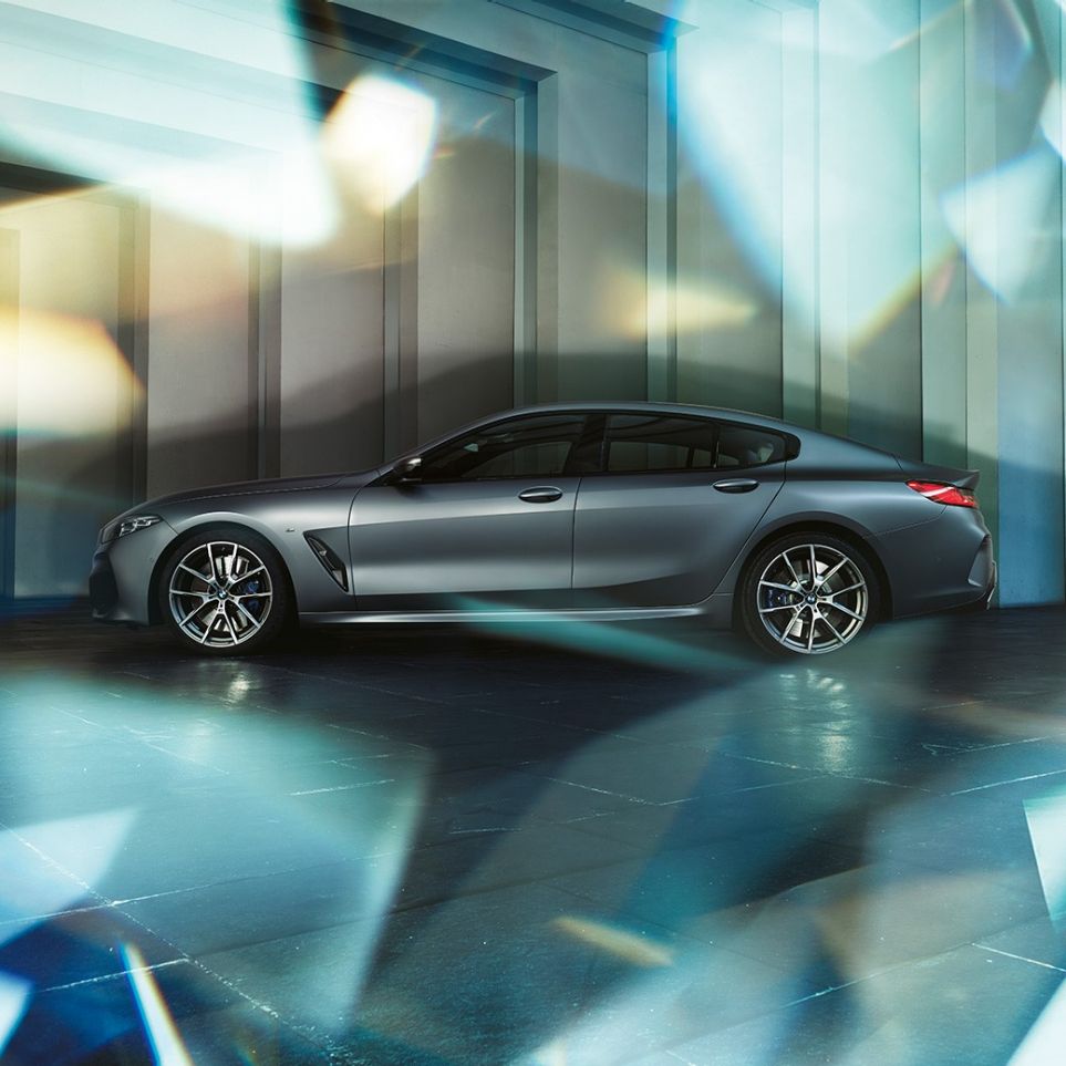 Купеобразный силуэт BMW M850i xDrive Gran Coupe Купеобразный силуэт BMW M850i xDrive Gran Coupe G16 2019 МГ цвета Серебристо-синий Камень (металлик) из линейки BMW Individual, вид сбоку