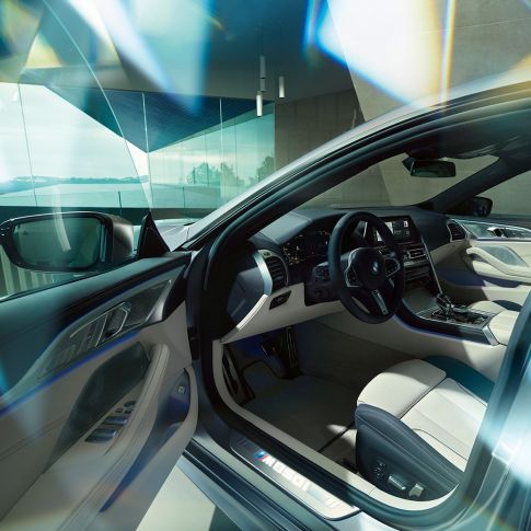 Место водителя BMW M850i xDrive Gran Coupe Место водителя BMW M850i xDrive Gran Coupe G16 2019 МГ, интерьер