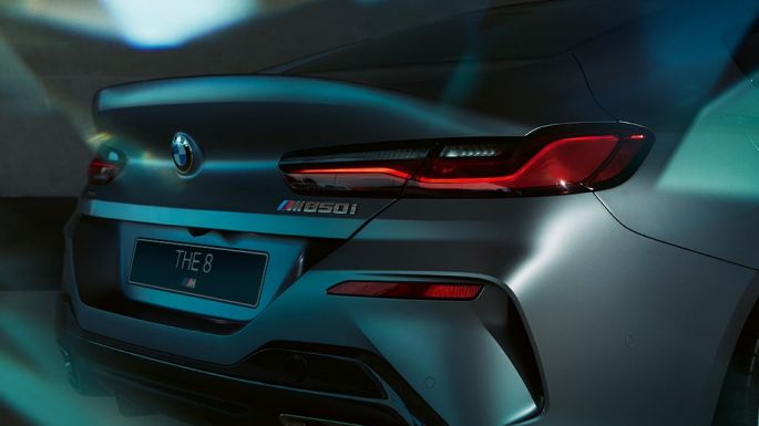 BMW M850i xDrive Gran Coupe, вид сзади крупным планом BMW M850i xDrive Gran Coupe G16 2019 МГ цвета Серебристо-синий Камень (металлик) из линейки BMW Individual, вид сзади крупным планом