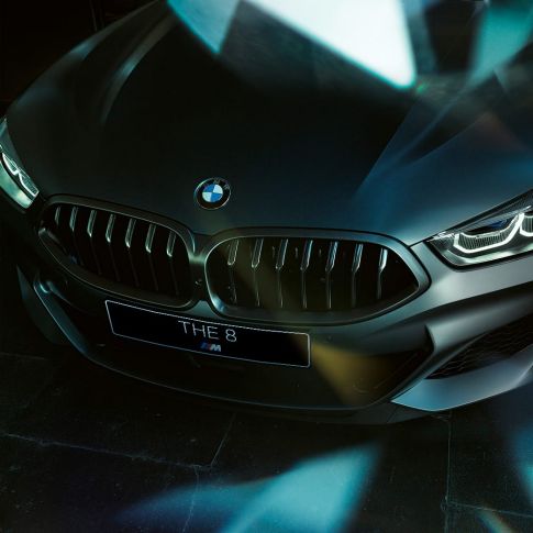 Решетка радиатора BMW M850i xDrive Gran Coupe Решетка радиатора BMW M850i xDrive Gran Coupe G16 2019 МГ цвета Серебристо-синий Камень (металлик) из линейки BMW Individual, вид спереди крупным планом