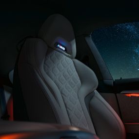 Спортивные сиденья M с эмблемой M8 в модели BMW M8 Competition Gran Coupe Спортивные сиденья M с эмблемой M8 в модели BMW M8 Competition Gran Coupe F93 2020 МГ, интерьер