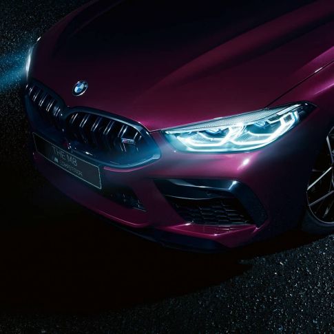 BMW M8 Competition Gran Coupe, вид спереди сбоку крупным планом BMW M8 Competition Gran Coupe F93 2020 МГ цвета Аметрин металлик из линейки BMW Individual, лазерные фары BMW Laserlight, вид спереди сбоку крупным планом