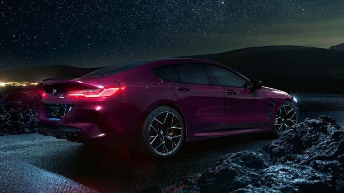 BMW M8 Competition Gran Coupe, вид сзади сбоку с поворотом в три четверти BMW M8 Competition Gran Coupe F93 2020 МГ цвета Аметрин металлик из линейки BMW Individual, вид сзади сбоку с поворотом в три четверти