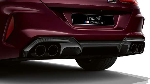 Спортивная система выпуска M модели BMW M8 Competition Gran Coupe F93 BMW M8 Competition Gran Coupe F93 2020 МГ цвета Аметрин металлик из линейки BMW Individual, спортивная система выпуска М, вид сзади крупным планом