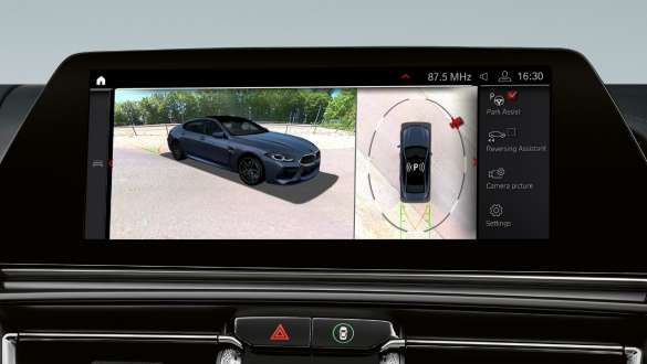 Ассистент парковки Plus в автомобилях BMW М8 Gran Coupe Ассистент парковки Plus в автомобилях BMW М8 Gran Coupe F93 2020 МГ, интерьер