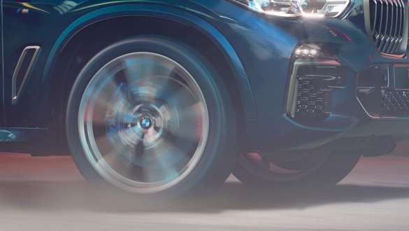 BMW X5 M50i и M50d с адаптивной подвеской М BMW X5 M50i и M50d, F95, черного цвета Carbon (металлик) с адаптивной подвеской M, колесо крупным планом