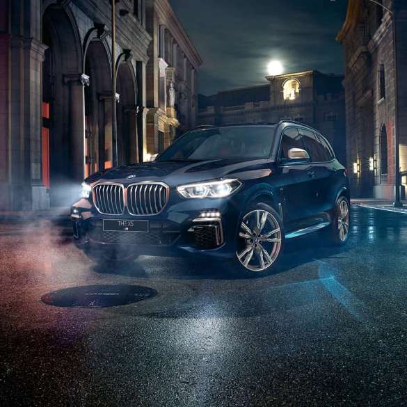 Экстерьер BMW X5 M50i и M50d G05 Экстерьер BMW X5 M50i и M50d G05, вид спереди с поворотом в три четверти