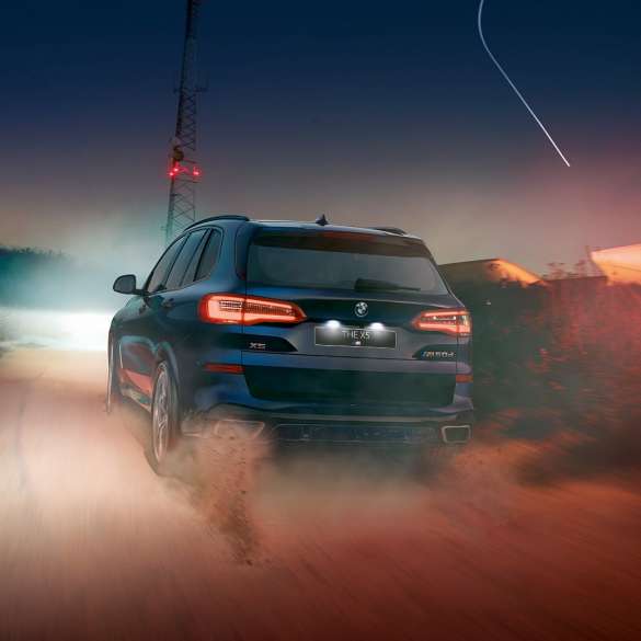 BMW X5 M50d с 6-цилиндровым дизельным двигателем M TwinPower Turbo BMW X5 M50d G05 с 6-цилиндровым дизельным двигателем M TwinPower Turbo в черном цвете Carbon (металлик), вид сзади