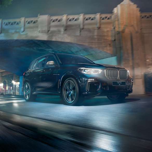 BMW X5 M50i с 8-цилиндровым бензиновым двигателем M TwinPower Turbo BMW X5 M50i G05 с 8-цилиндровым бензиновым двигателем M TwinPower Turbo в черном цвете Carbon (металлик), вид сбоку с поворотом в три четверти
