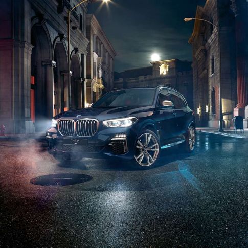 Фары BMW X5 M50i и M50d Фары X Laserlight BMW X5 M50i и M50d G05 черного цвета Carbon (металлик), вид спереди с поворотом в три четверти