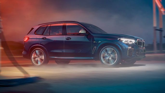 BMW X5 M50i и M50d, вид сбоку BMW X5 M50i и M50d G05 с легкосплавными дисками M в черном цвете Carbon (металлик), вид сбоку