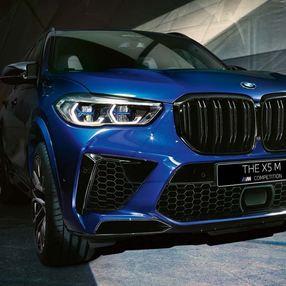 Решетка радиатора M, BMW X5 M Competition Решетка радиатора M BMW X5 M Competition F95 синего цвета Marina Bay (металлик), вид спереди крупным планом