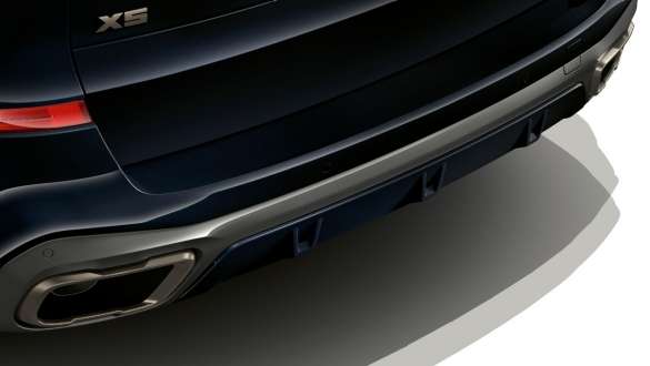 Спортивная система выпуска М моделей BMW X5 M50i и M50d Спортивная система выпуска М моделей BMW X5 M50i и M50d, G05, вид сзади крупным планом