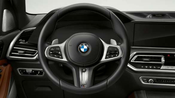 Обтянутое кожей рулевое колесо M моделей BMW X5 M50i и M50d Обтянутое кожей рулевое колесо M моделей BMW X5 M50i и M50d, G05, место водителя