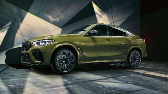 BMW X6 M Competition с системой M xDrive BMW X6 M Competition F96 SUV 2020 МГ с системой M xDrive, специальное лакокрасочное покрытие зеленого цвета Urban из линейки BMW Individual, SUV, вид сбоку
