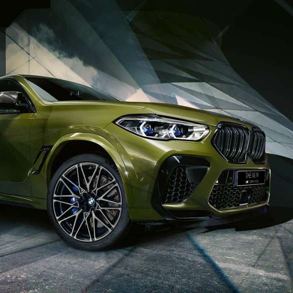 Exterieur-Design BMW X6 M Competition Экстерьер BMW X6 M Competition F96 2020 МГ, специальное лакокрасочное покрытие зеленого цвета Urban из линейки BMW Individual, SUV вид спереди с поворотом в три четверти