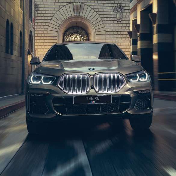 BMW X6 M50d с 6-цилиндровым дизельным двигателем M TwinPower Turbo BMW X6 M50d G06 с 6-цилиндровым дизельным двигателем M TwinPower Turbo в цвете Manhattan (металлик), вид спереди