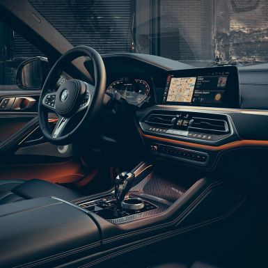 BMW X6 M50i, место водителя BMW X6 M50i, ориентированный на водителя кокпит