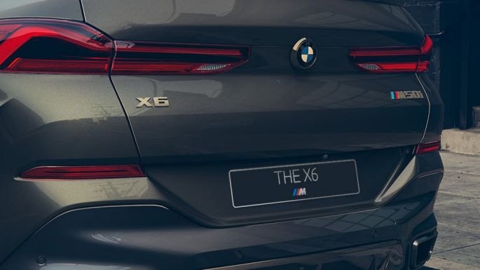 BMW X6 M50i, вид сзади BMW X6 M50i, вид сзади крупным планом