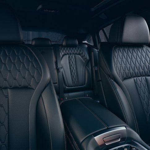 Спортивные сиденья моделей BMW X6 M50i и M50d Интерьер моделей BMW X6 M50i и M50d с акцентом на спортивные сиденья