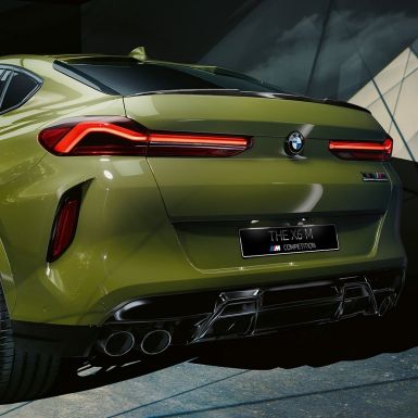 BMW X6 M Competition, вид сзади с поворотом в три четверти BMW X6 M Competition F96 со спортивной системой выпуска, специальное лакокрасочное покрытие зеленого цвета Urban из линейки BMW Individual, вид сзади с поворотом в три четверти